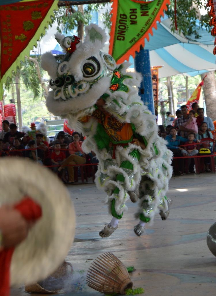 各隊進行地寶獅比賽。