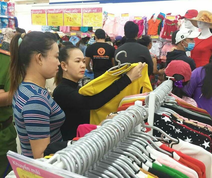 消費者在Co.opmart超市選購成衣。