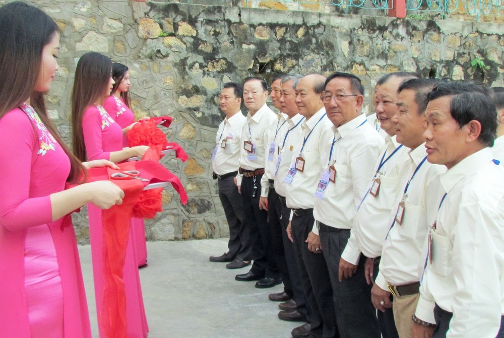 名譽理事長曾業文(右五)和理事長 詹有江(右四)及各理監事成員準備為升 降機告竣剪綵。