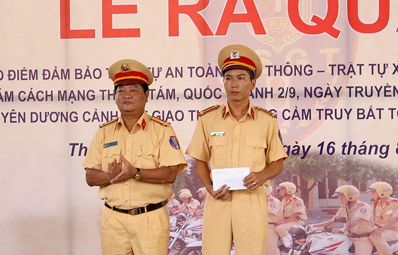 陳明科中尉（右）在“勇敢的交警”表彰儀式上。