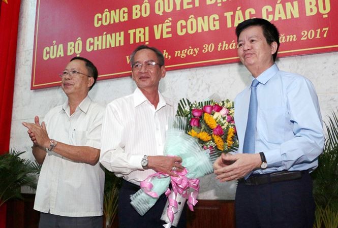 中央組織部副部長梅文政祝賀呂文雄同志(中)。