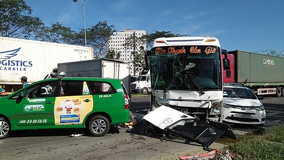 圖為阮文靈街途經平政縣50號國道十字路口路段發生的6車連環交通事故現場。（圖源：志福）