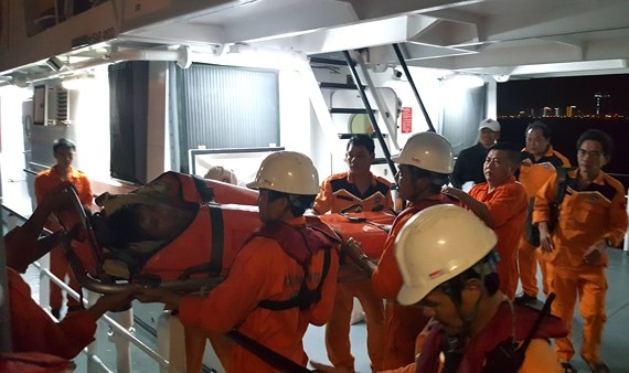 救援人員將傷者送醫院急救。