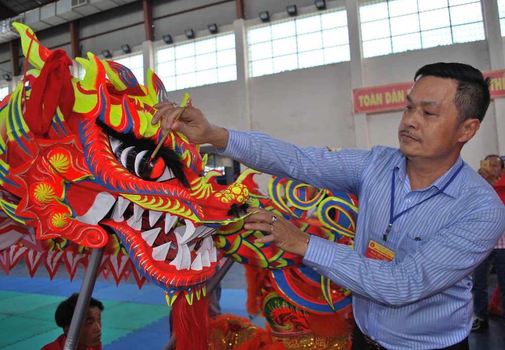 同奈省少林陳家鈞義堂武術龍獅團會長 陳昶霖為金龍點睛開光。