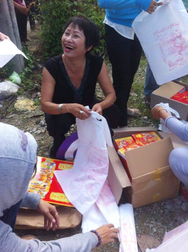 應氏蓮與平西市場商販在包裝禮物送給貧困戶。