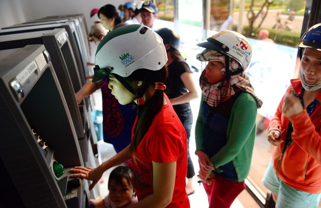 工人排隊提款。