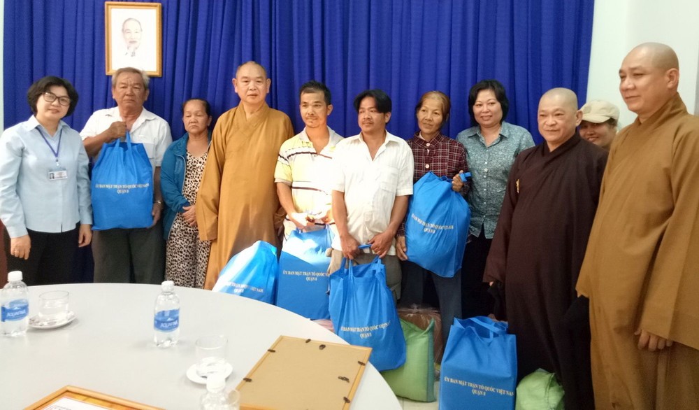 第八郡紅十字輔助會與郡佛教會配合，昨(2)日下午在坊人委會會場慰問6個家庭並贈送禮物。