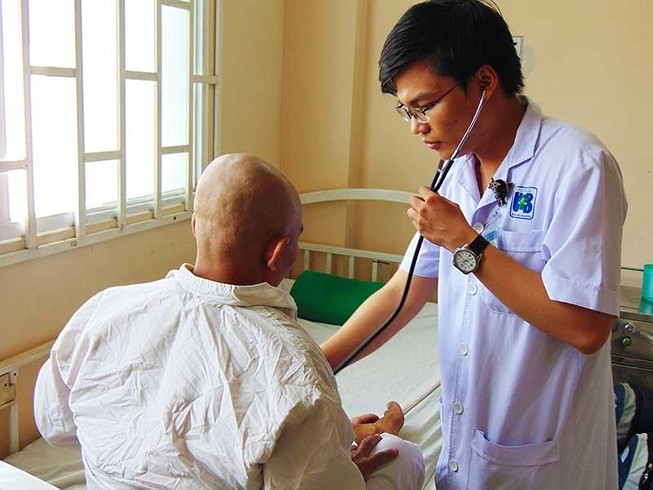 市腫瘤醫院衛星科醫生為患者診治病。