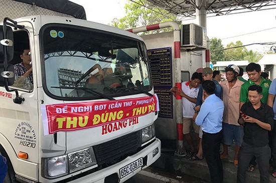 上十輛各類型汽車已聚集在芹苴-鳳協BOT收費站，以反對該站的不合理收費。 （圖源：九龍）