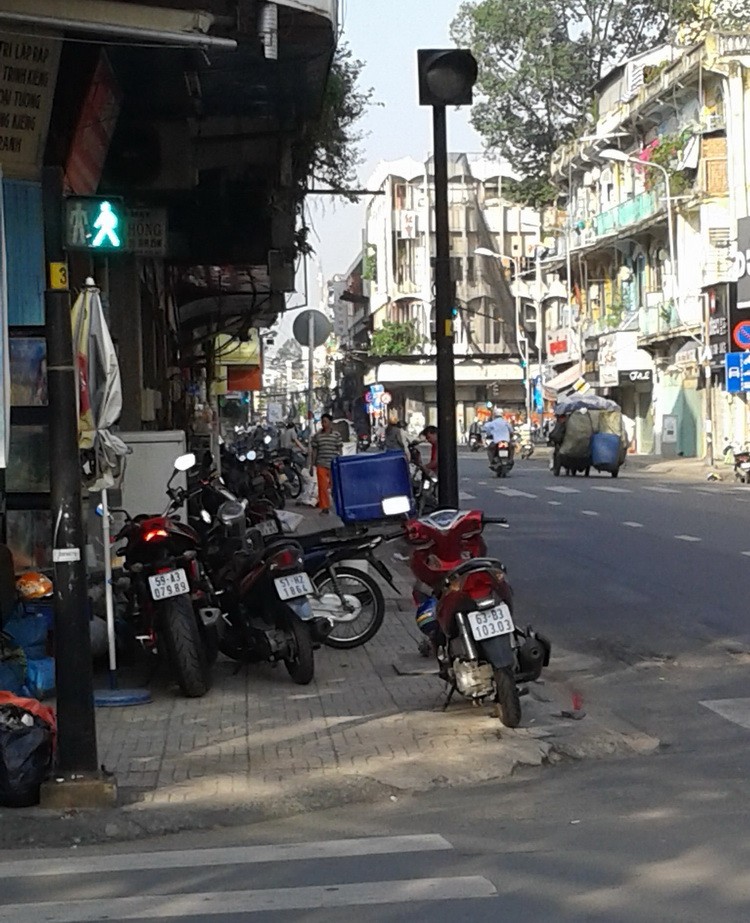 在人行道上如此停車阻擋行人去路 絕對不是文明之舉。