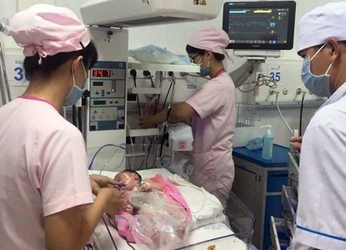 經手術後，病嬰的健康現已穩定，在嬰兒加護科跟進中。（圖源：越通社）