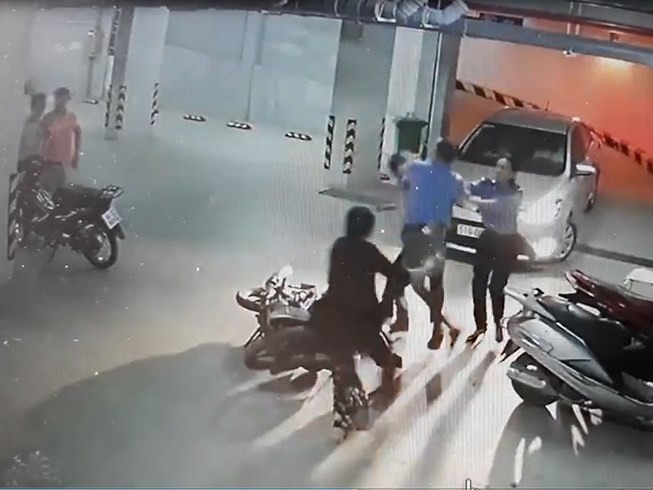 保安員打傷68歲的老人引起輿論憤怒。（圖源：視頻截圖）