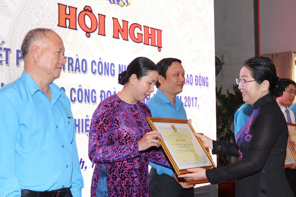 市委副書記武氏蓉頒發獎狀給工會會員。