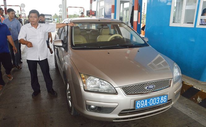 若干司機把車停泊在滀臻省州城縣安協鄉的滀臻收費站，不停地按喇叭及不願意購票，導致從滀臻至芹苴市方向的3條收費車道被堵塞。（圖源：春良）