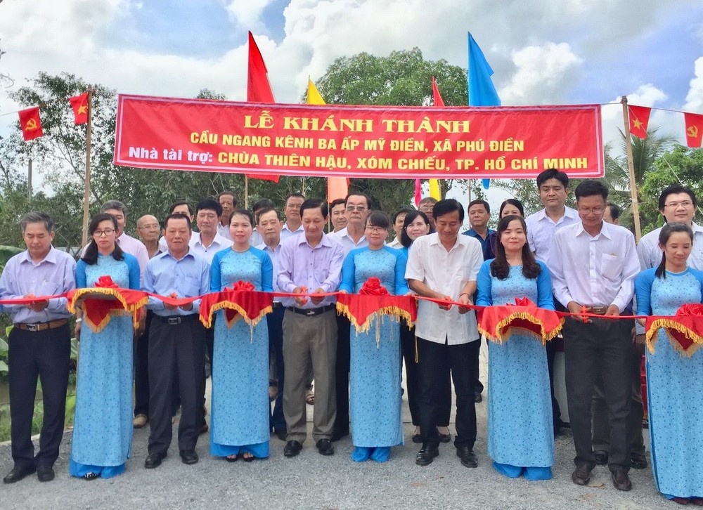 浸石天后宮與同塔省塔梅縣富田鄉政府各代表 舉行剪綵儀式。