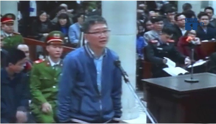 被告人鄭春清站在被告席上答法官問案。（圖源：VTC視頻截圖）