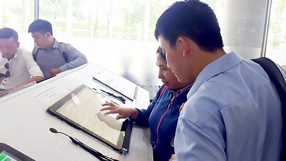 市民在第十二郡人委會查閱在線規劃資訊。