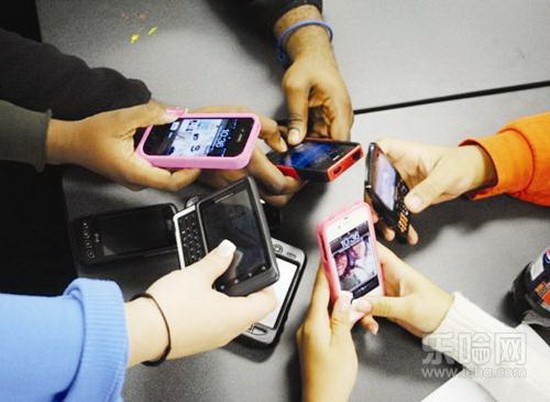 一項新研究警告人們過度使用手機可能會使大腦、神經元、細胞發育和酶系統受到影響，從而嚴重損害大腦。（示意圖源：互聯網）