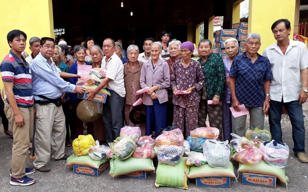 江志華老先生向高齡人贈送禮物。