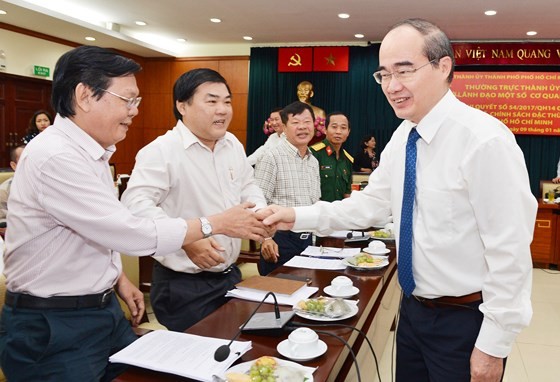 市委書記阮善仁與《西貢解放報》總編輯阮晉豐交換意見。