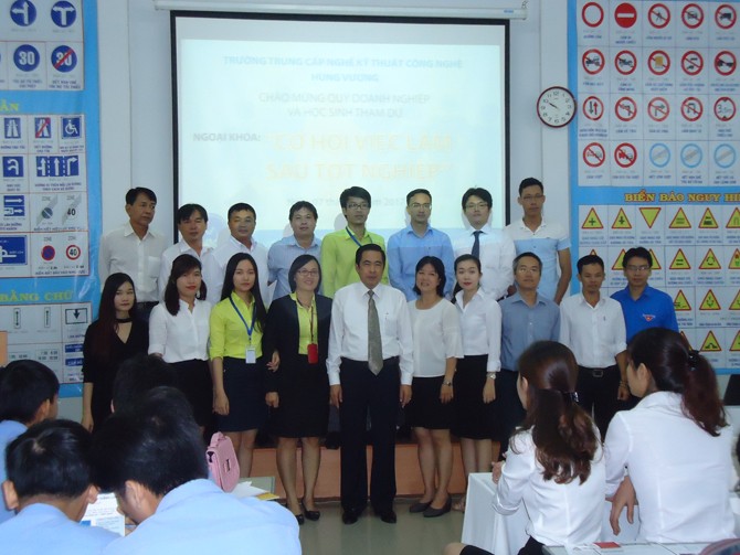 圖為本市某一職技培訓學校師生合照。（示意圖源：互聯網）