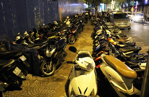 圖為本市第一郡的某一人行道存車處。（圖源：維陳）