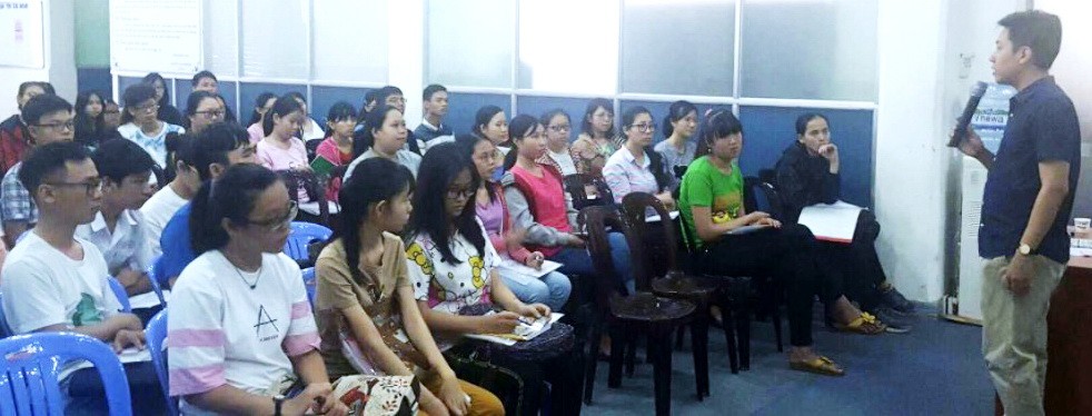 青年創作俱樂部主任曾廣健與各學員交流。