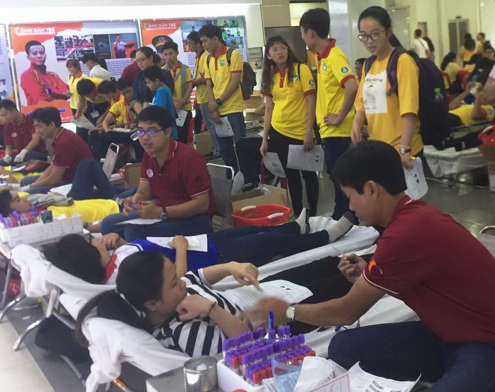 眾多志願者踴躍捐血。