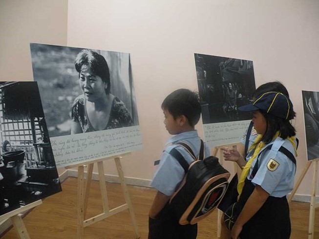 小朋友獲參觀圖片展，以對此問題有更進一步的瞭解。