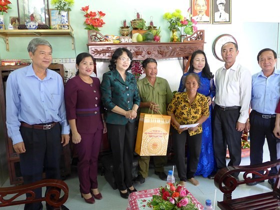 國家副主席鄧氏玉盛(左三)探望並向榮軍家庭阮楊永贈送禮物。
