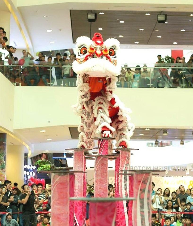 精英堂醒獅上高樁比賽。