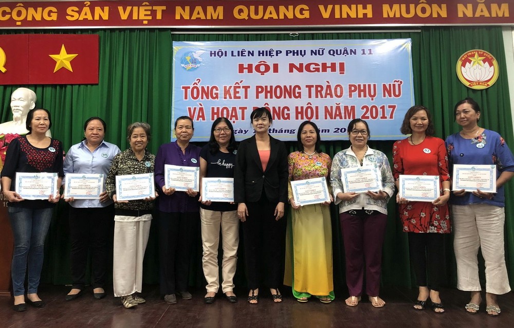 華人婦女胡愛香（右一）、梁氏映（左二）獲獎。