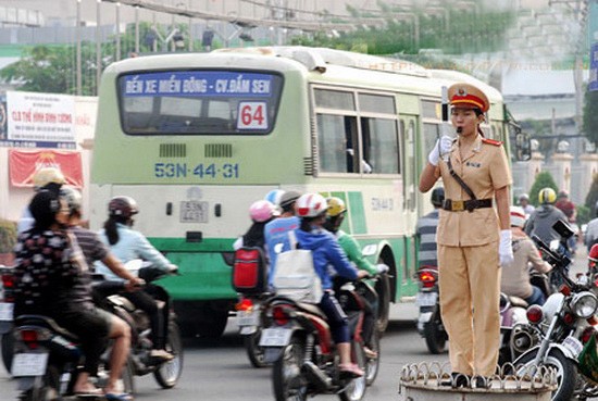 交警執勤維持交通秩序。