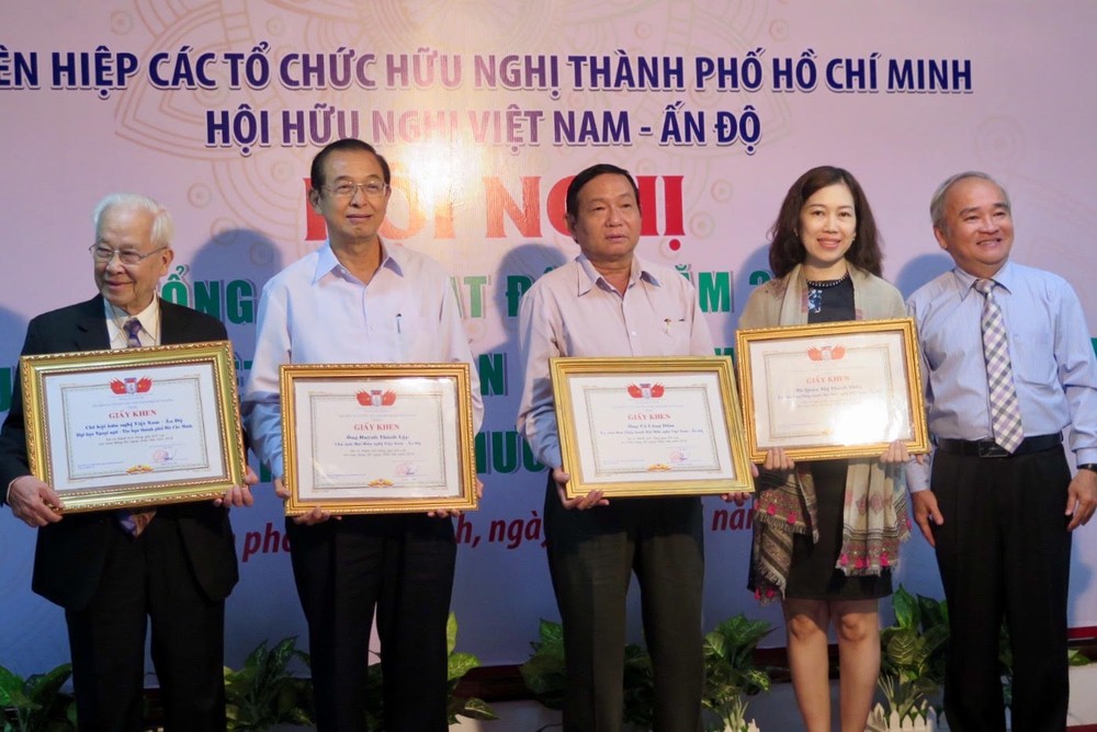 市各友好組織聯合會向該友協的集體和個人頒發獎狀。