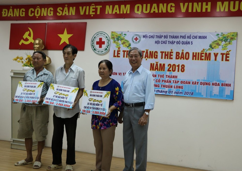 204 位越華同胞獲贈送醫保卡 ảnh 2