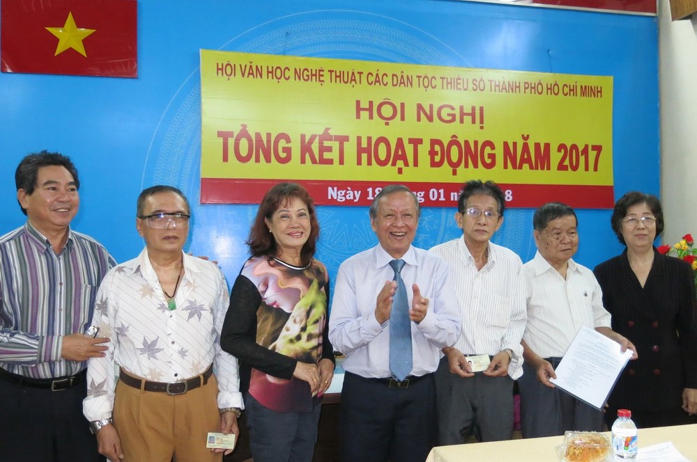 各位領導向新會員頒發會員證。