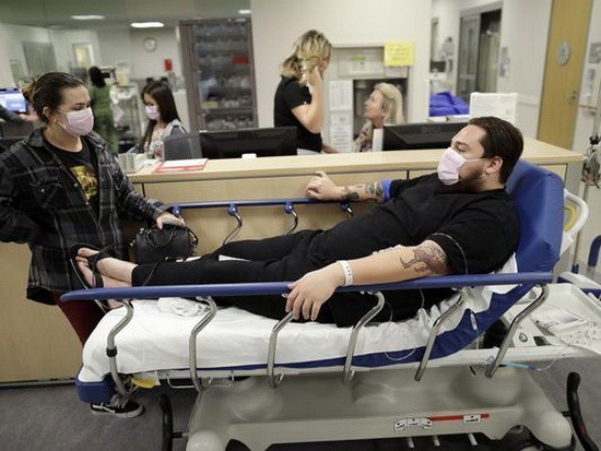 美國疾病控制和預防中心當地時間19日說，該中心監測流感13年來，美國本土首次全部達到“廣泛傳播”級別，今冬已有30名兒童死亡。（圖源：AP）