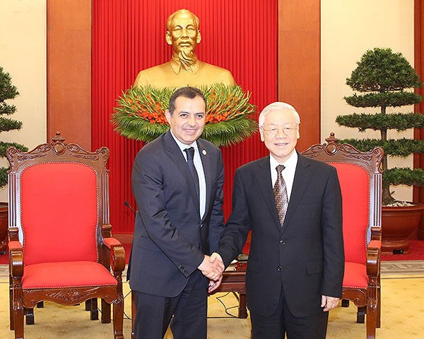 黨中央總書記阮富仲(右)接見墨西哥參議院主席埃內斯托‧科爾德羅‧阿羅約。（圖源：VOV）