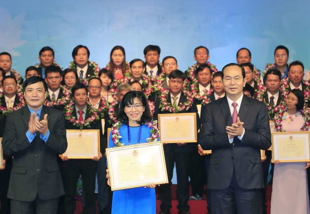 國家主席陳大光頒發獎狀給基層工會主席模範。（圖源：顏創）