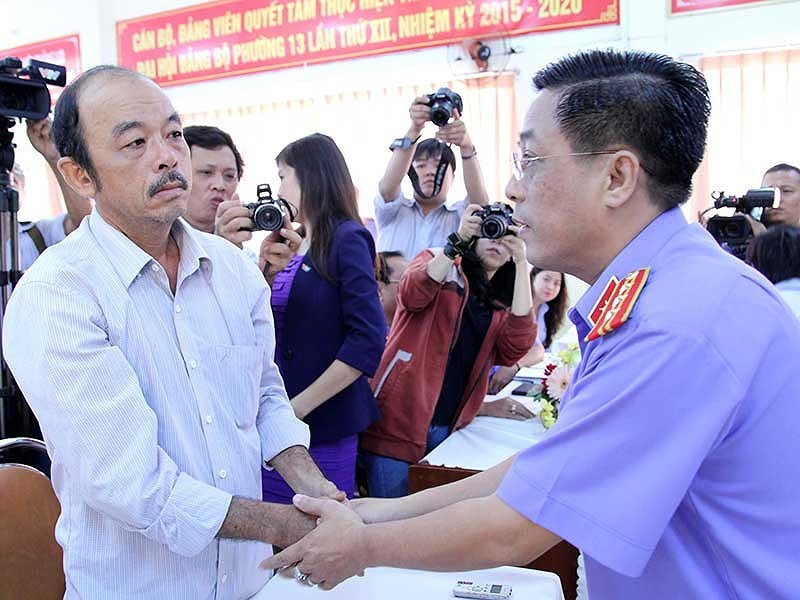 過去期間發生的一連串冤案都呈刑訊逼供的現象。圖中：市人民檢察院代表 向14年前受冤判的張柏閑握手致歉。