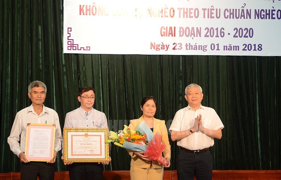 第五郡郡委書記武進士(右一)向第五郡典範幹部和人民頒發“無貧困戶之郡”《公認決定書》及獎狀。