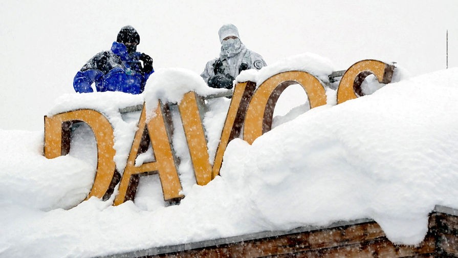 駐守在屋頂積雪中的兩名狙擊手。（圖源：互聯網）