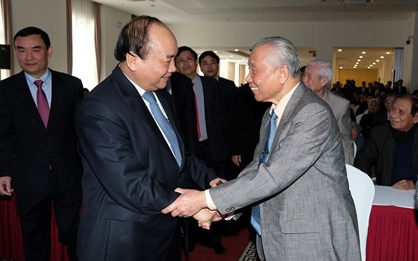 阮春福總理親切問候退休幹部。（圖源：VOV）