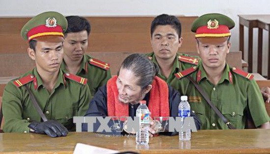 被告王文放(前中)在法庭隔離室出庭受審。