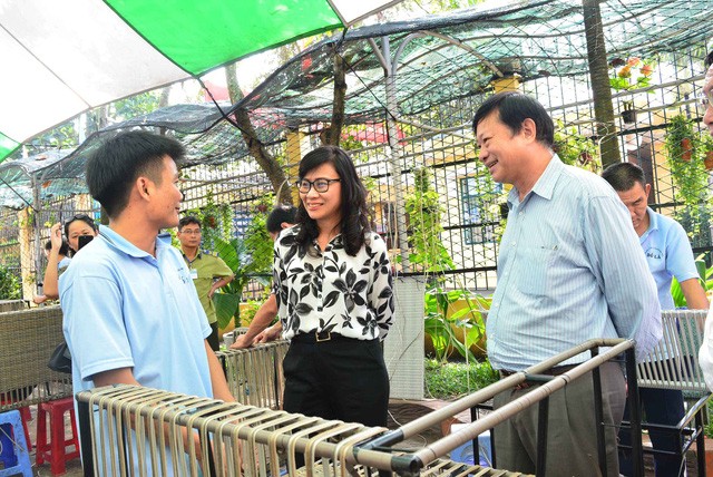 市人委會副主席阮氏秋前往本市設於平陽的布拉戒毒所探望並慰問戒毒者。（圖源：嶺鴻）