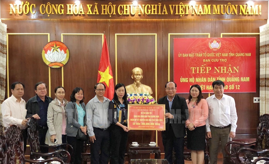 市越南祖國陣線委員會副主席趙麗慶代表幹部團向廣南省同胞贈送3億元。（圖源：市黨部新聞網）