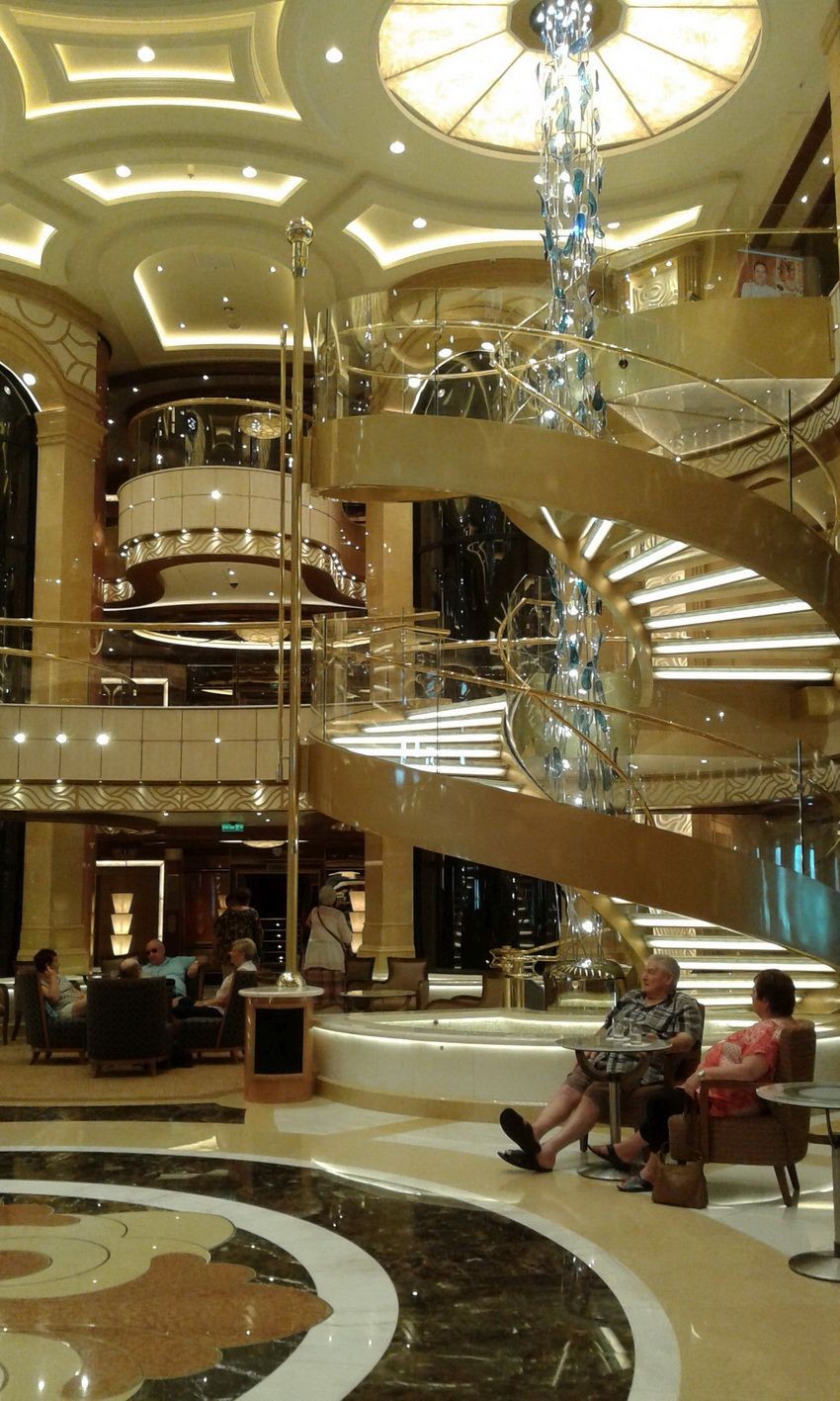 盛世公主號郵輪內豪華大廳一瞥。