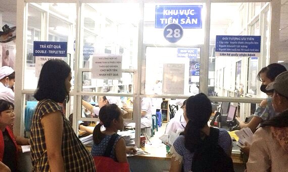 孕婦們到慈裕產育醫院做產檢。