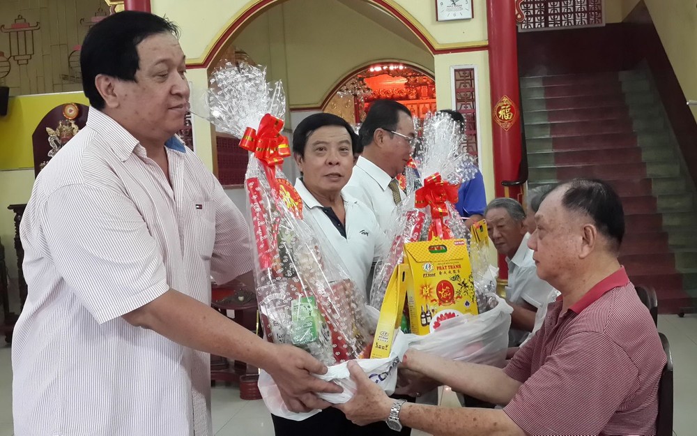 林氏大宗祠常值副理事長林漢盛、林進璋與各理事已向各位70歲高齡的宗親祝賀。