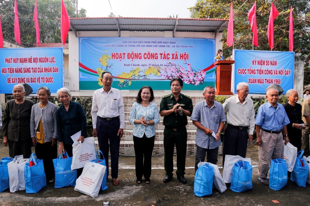 組委會向平政縣優撫家庭與窮人贈送禮物。（圖源：德勝）